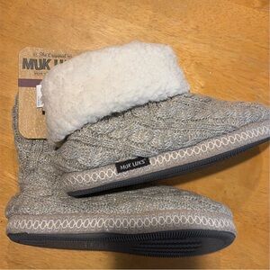 Muk Luks Cream and Gray Knit Slippers size 7-8